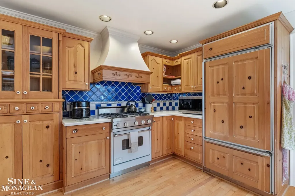 580 Hampton Road Grosse Pointe Woods City MI 48236