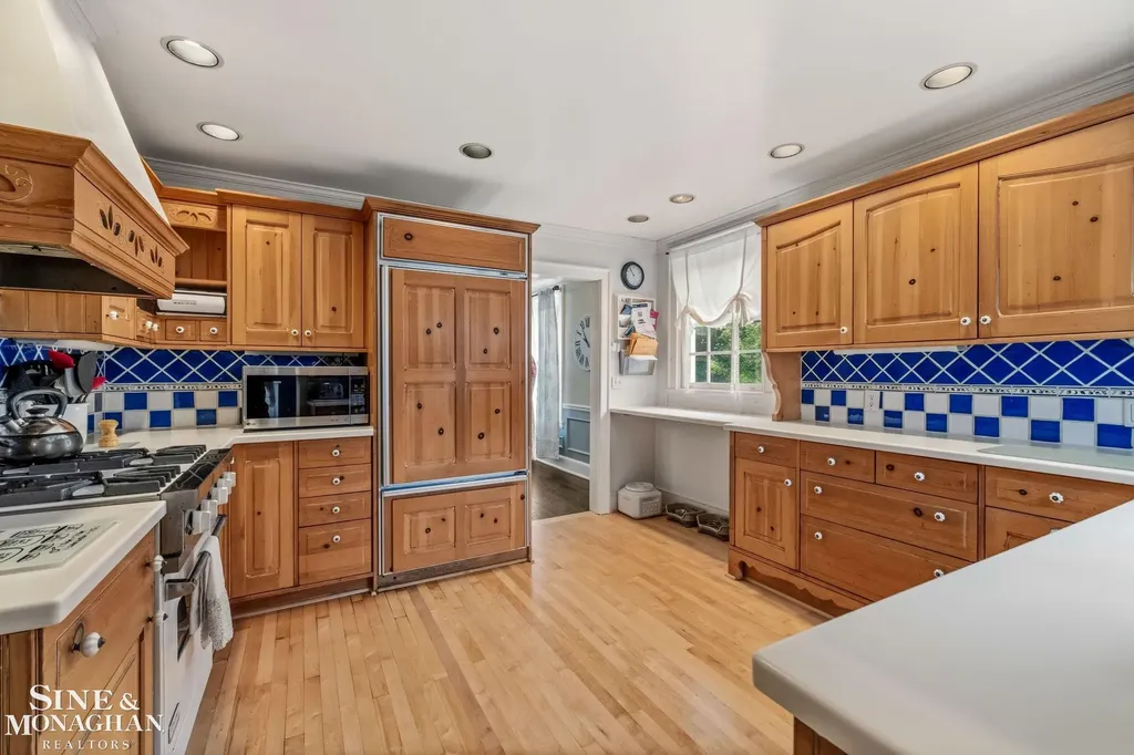 580 Hampton Road Grosse Pointe Woods City MI 48236