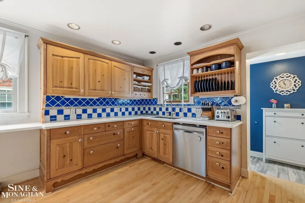 580 Hampton Road Grosse Pointe Woods City MI 48236