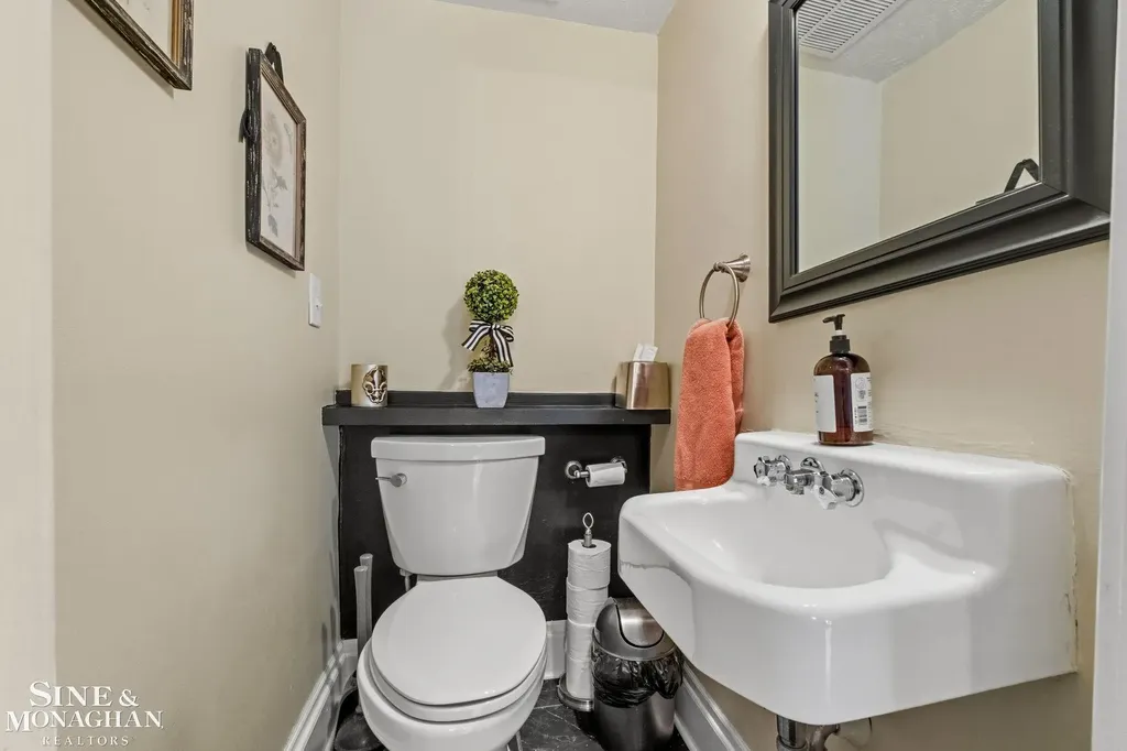 580 Hampton Road Grosse Pointe Woods City MI 48236