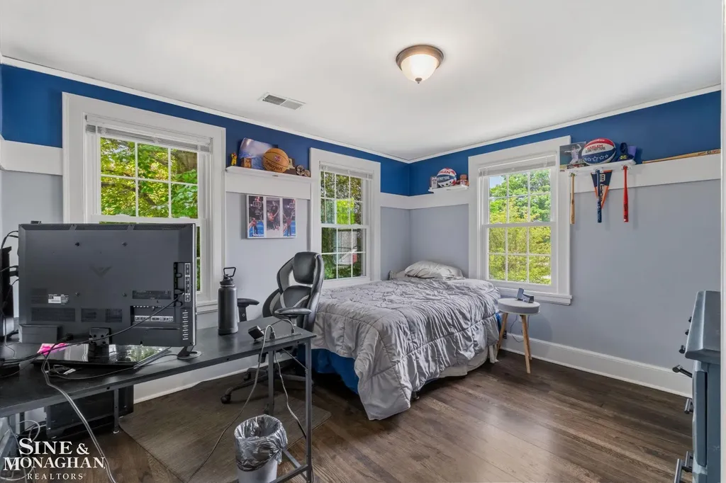 580 Hampton Road Grosse Pointe Woods City MI 48236