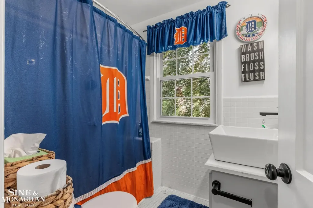 580 Hampton Road Grosse Pointe Woods City MI 48236