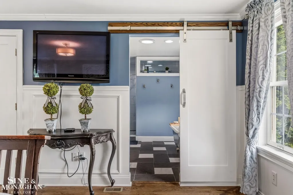 580 Hampton Road Grosse Pointe Woods City MI 48236