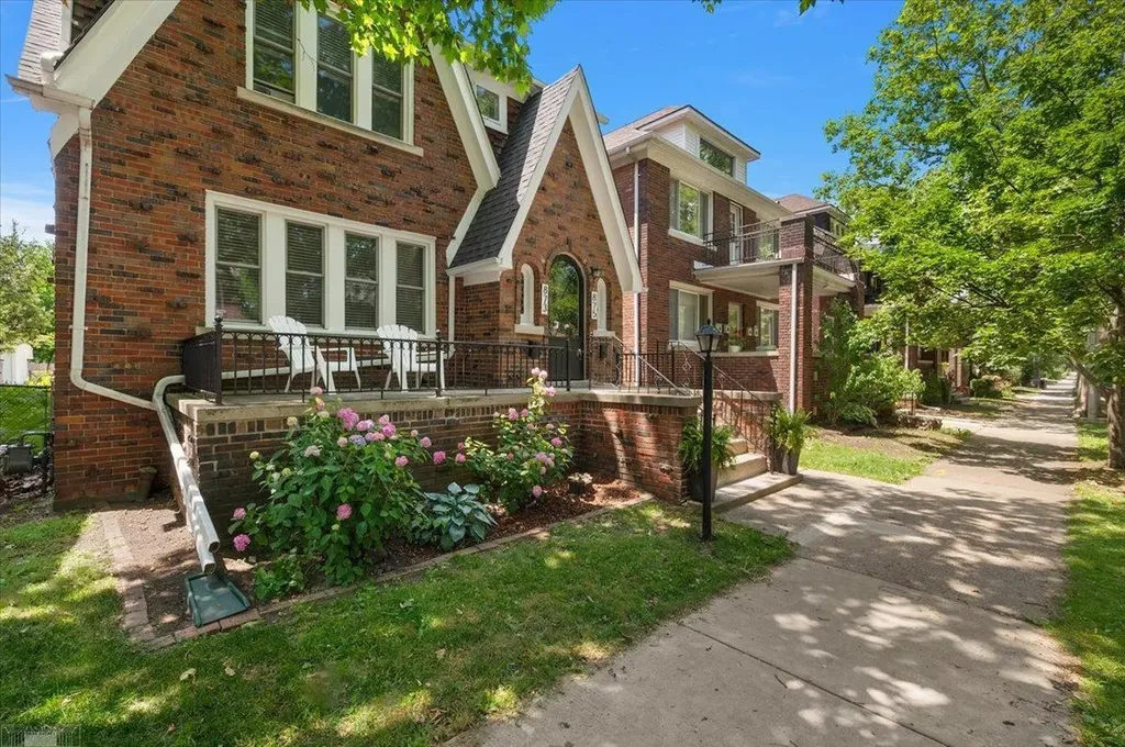 873-875 Beaconsfield Avenue Grosse Pointe Park City MI 48230