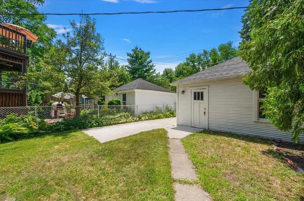 873-875 Beaconsfield Avenue Grosse Pointe Park City MI 48230