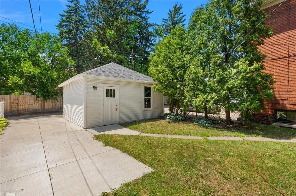873-875 Beaconsfield Avenue Grosse Pointe Park City MI 48230