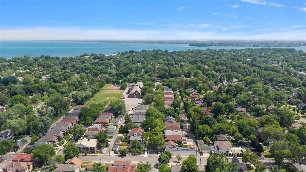 873-875 Beaconsfield Avenue Grosse Pointe Park City MI 48230
