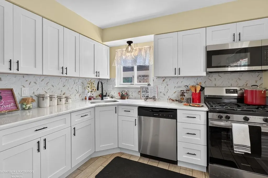 511 Kinross Avenue Clawson City MI 48017