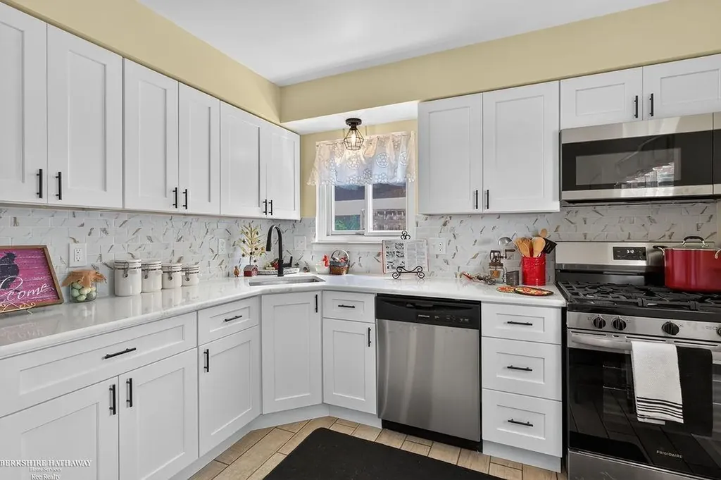 511 Kinross Avenue Clawson City MI 48017