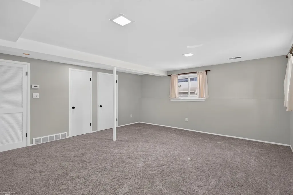 511 Kinross Avenue Clawson City MI 48017