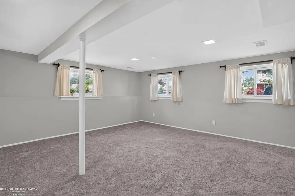 511 Kinross Avenue Clawson City MI 48017