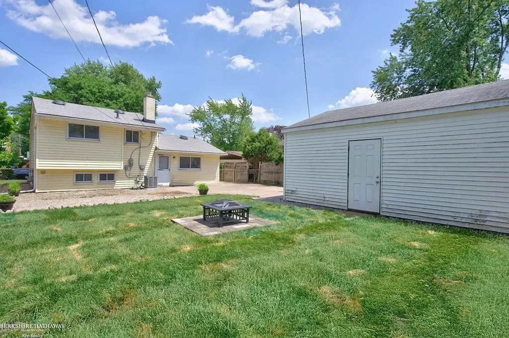 511 Kinross Avenue Clawson City MI 48017