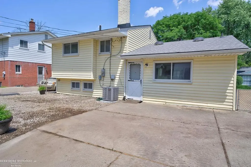 511 Kinross Avenue Clawson City MI 48017