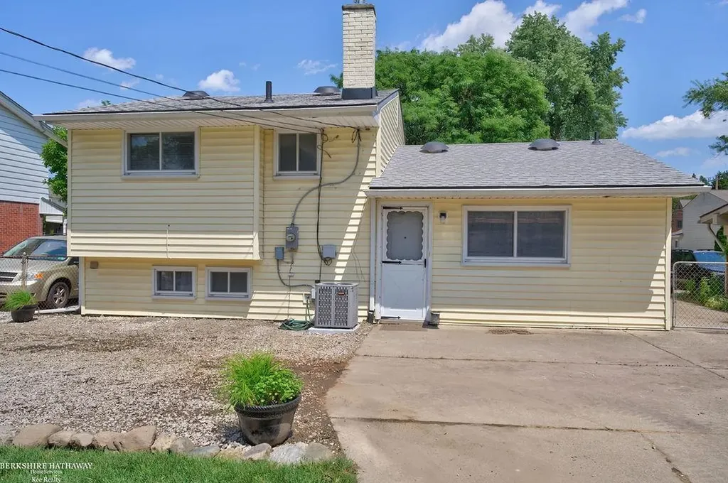 511 Kinross Avenue Clawson City MI 48017