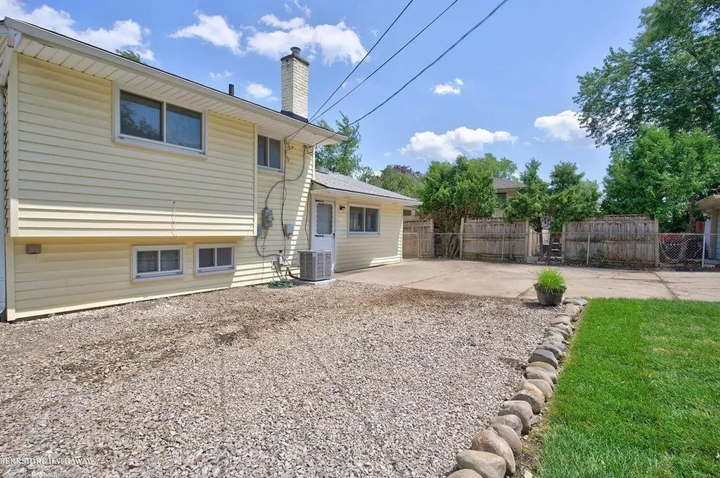 511 Kinross Avenue Clawson City MI 48017