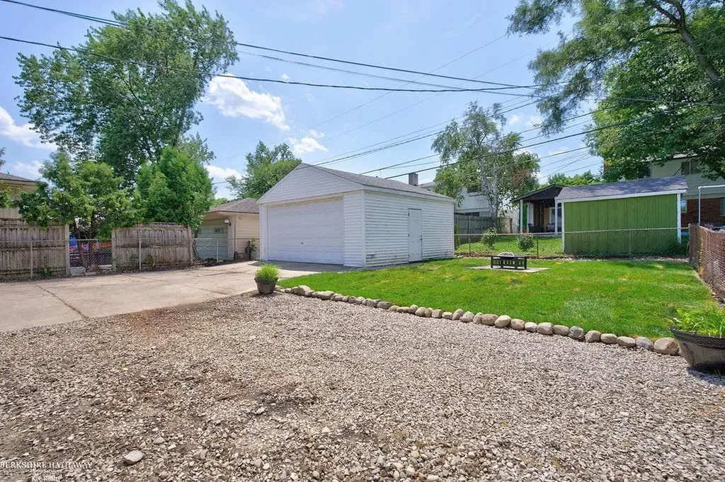 511 Kinross Avenue Clawson City MI 48017
