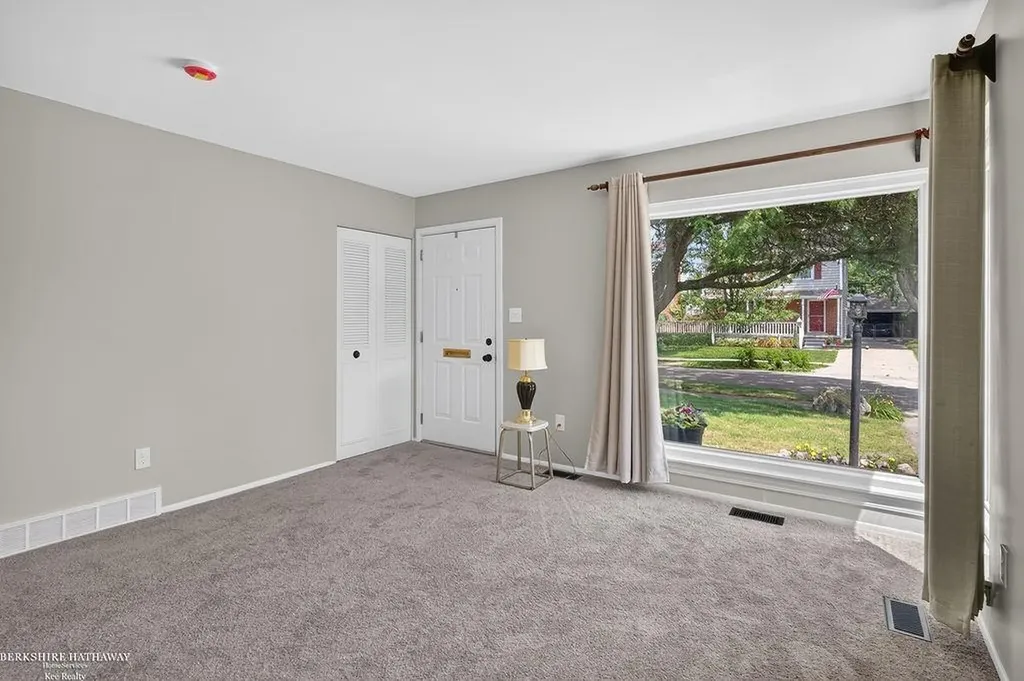 511 Kinross Avenue Clawson City MI 48017