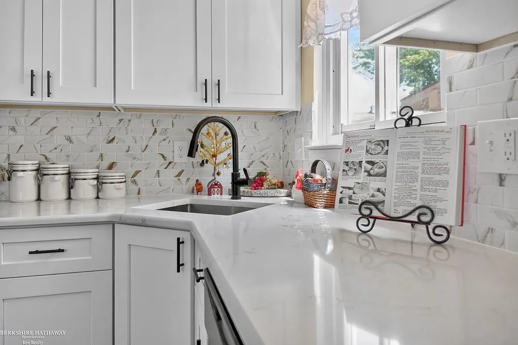 511 Kinross Avenue Clawson City MI 48017