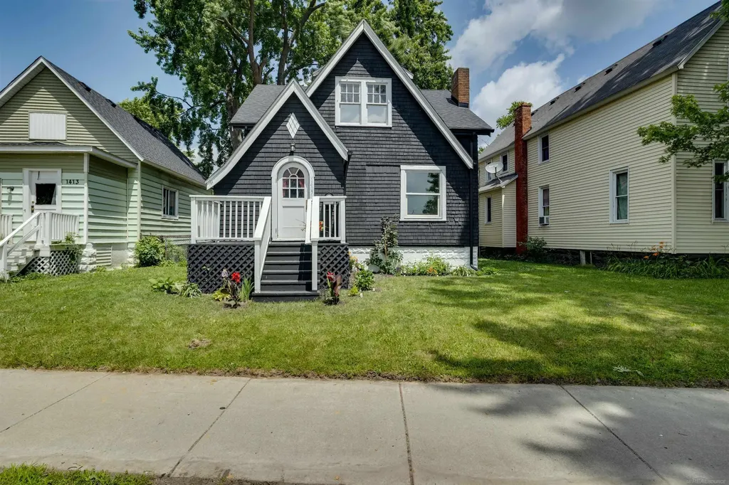 1407 Lapeer Avenue Port Huron City MI 48060