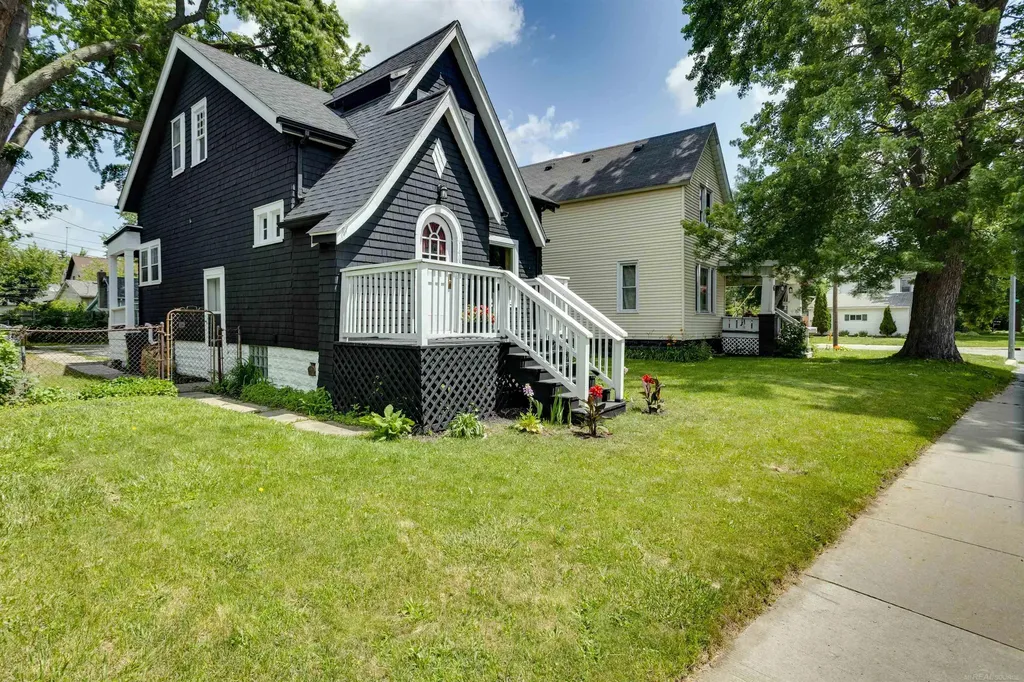1407 Lapeer Avenue Port Huron City MI 48060