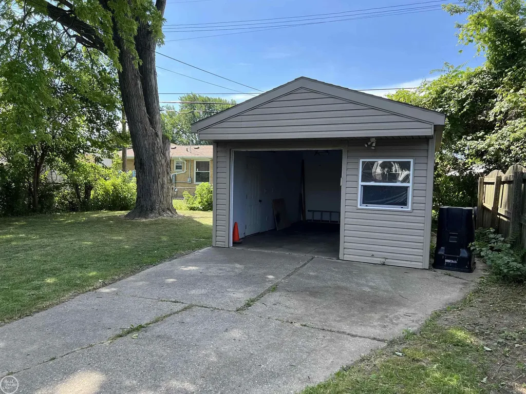 17930 Biehl Street Roseville City MI 48066