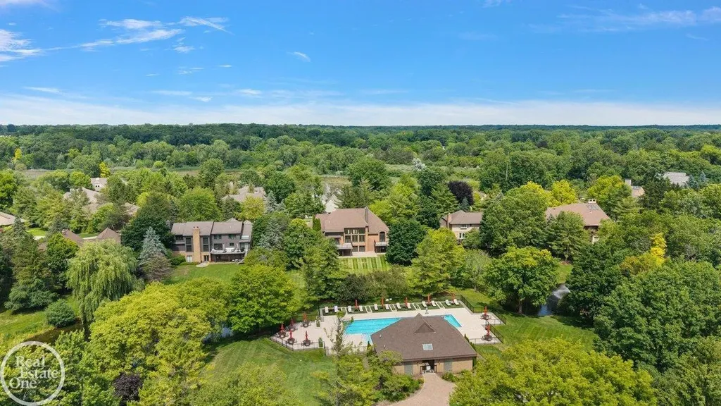 4585 Kiftsgate Bend Bloomfield Charter Township MI 48302