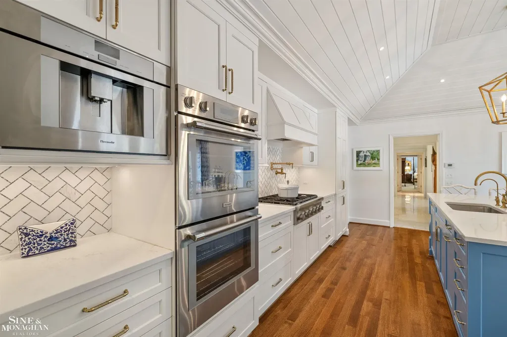 20 Windemere Place Grosse Pointe Farms City MI 48236