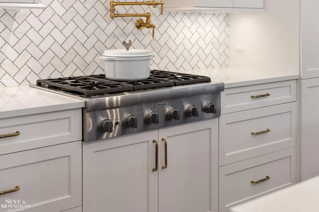 20 Windemere Place Grosse Pointe Farms City MI 48236