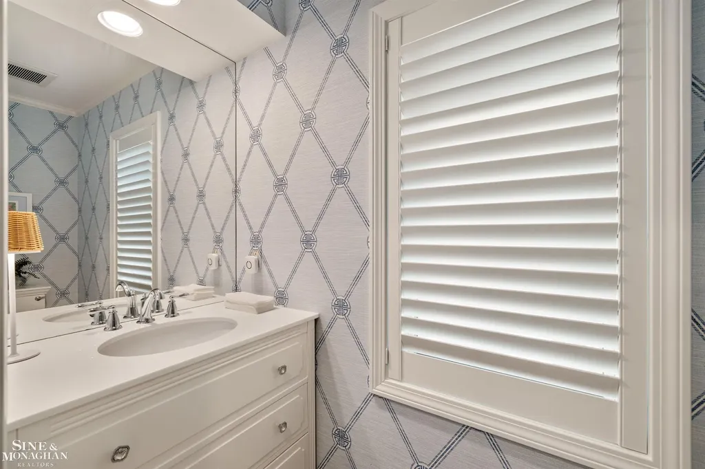 20 Windemere Place Grosse Pointe Farms City MI 48236