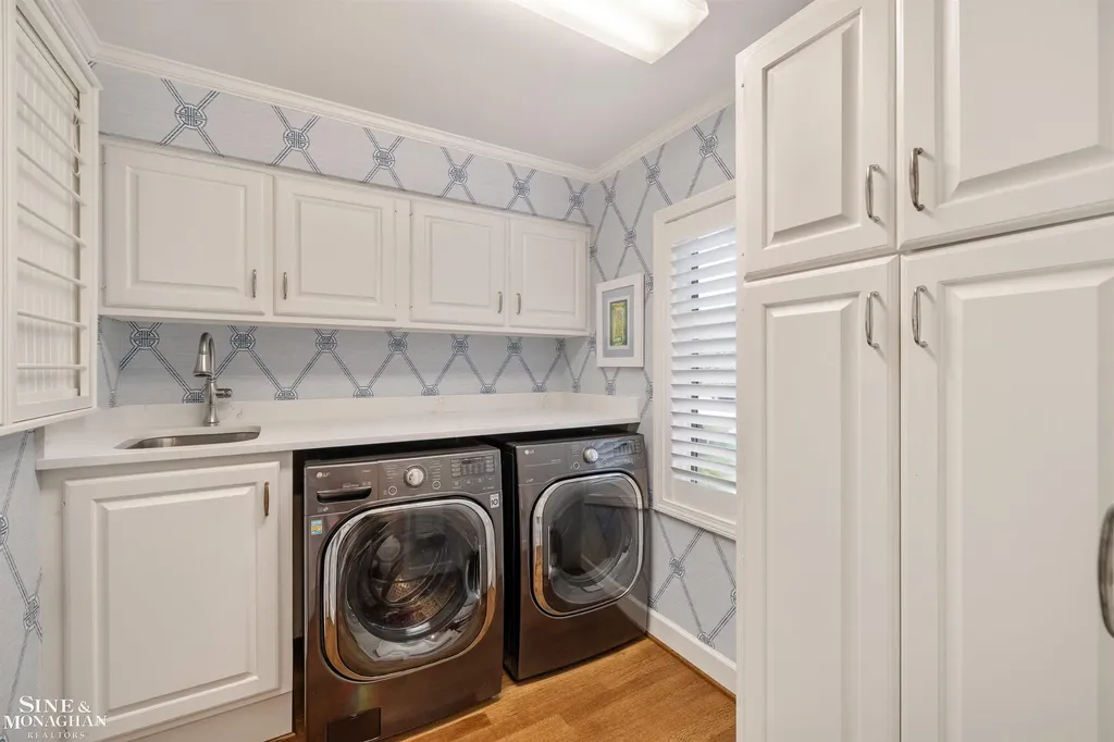 20 Windemere Place Grosse Pointe Farms City MI 48236