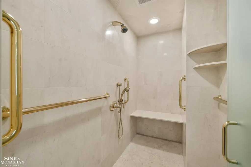 20 Windemere Place Grosse Pointe Farms City MI 48236