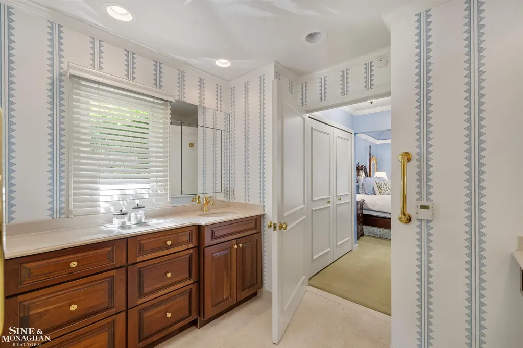 20 Windemere Place Grosse Pointe Farms City MI 48236