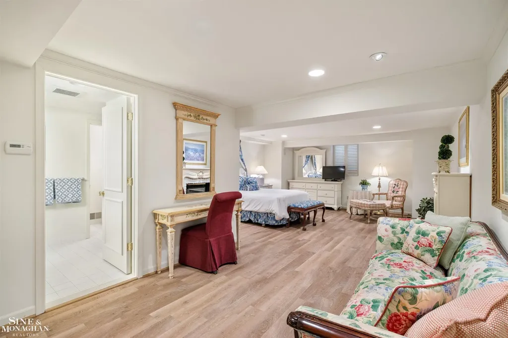 20 Windemere Place Grosse Pointe Farms City MI 48236