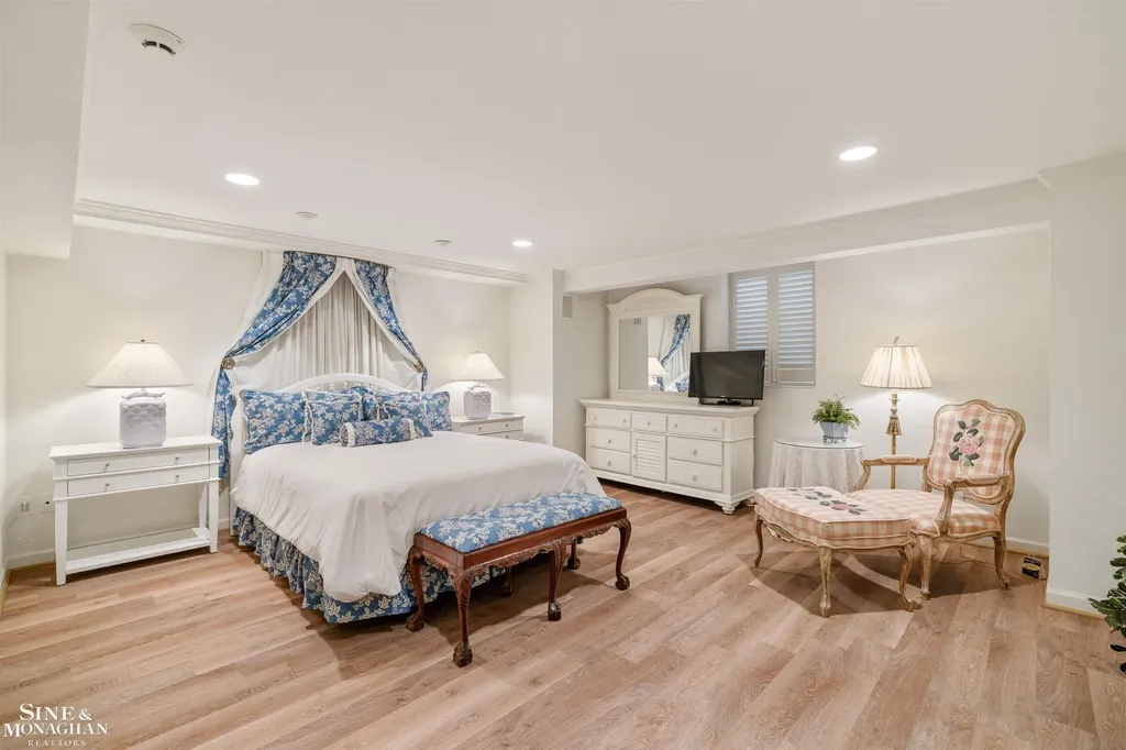 20 Windemere Place Grosse Pointe Farms City MI 48236