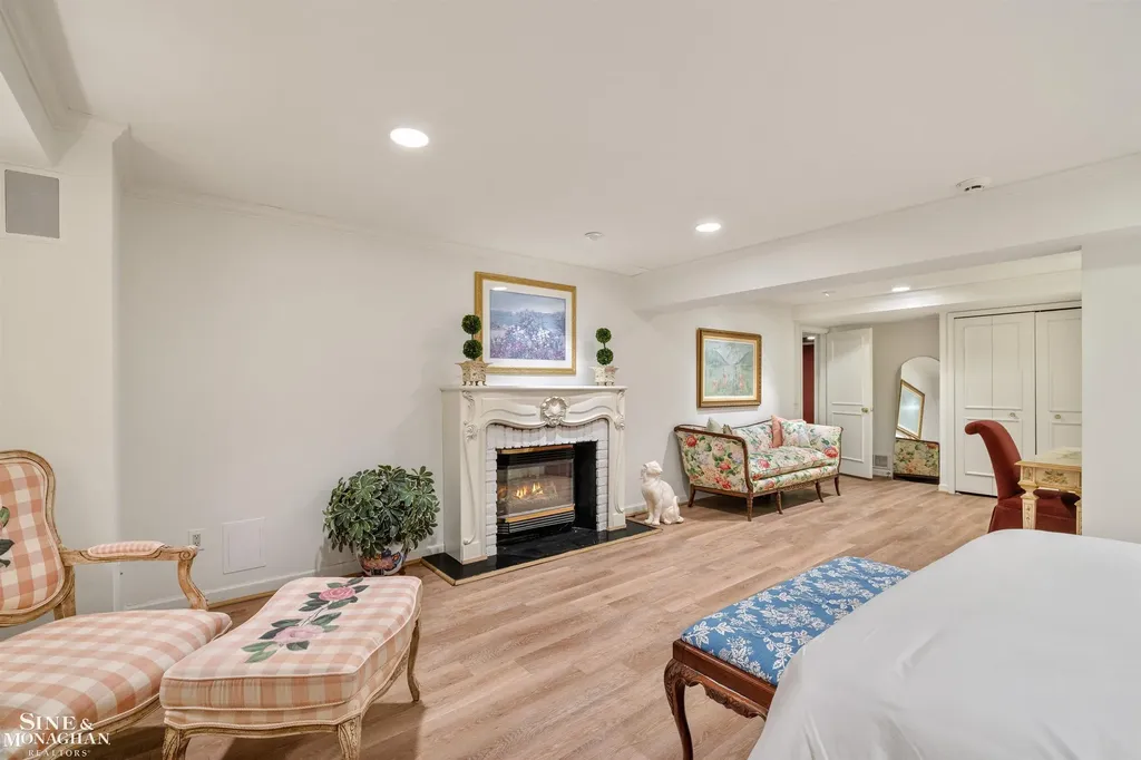 20 Windemere Place Grosse Pointe Farms City MI 48236