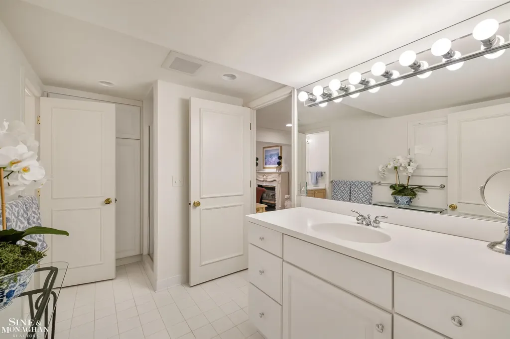 20 Windemere Place Grosse Pointe Farms City MI 48236