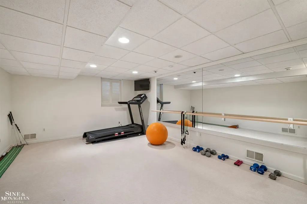 20 Windemere Place Grosse Pointe Farms City MI 48236