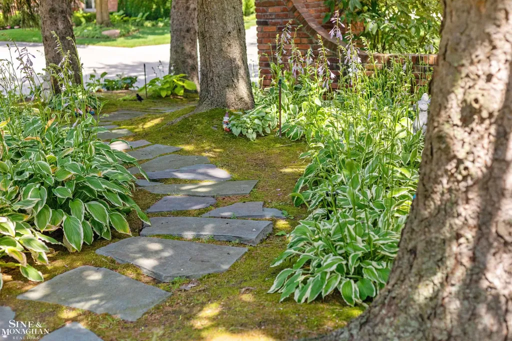 20 Windemere Place Grosse Pointe Farms City MI 48236