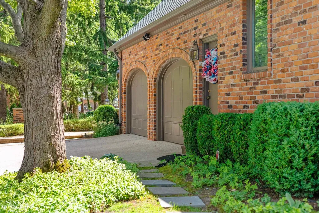 20 Windemere Place Grosse Pointe Farms City MI 48236