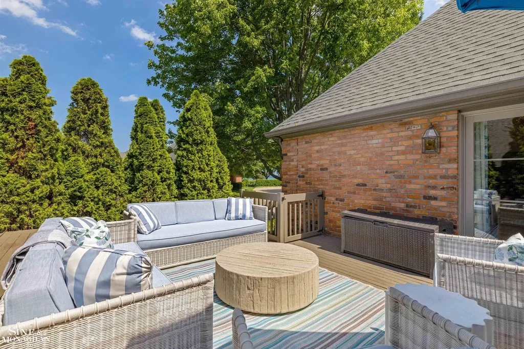 20 Windemere Place Grosse Pointe Farms City MI 48236