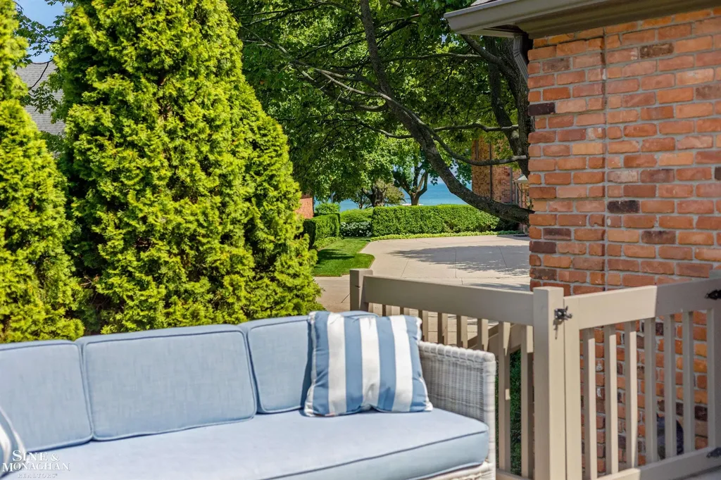 20 Windemere Place Grosse Pointe Farms City MI 48236