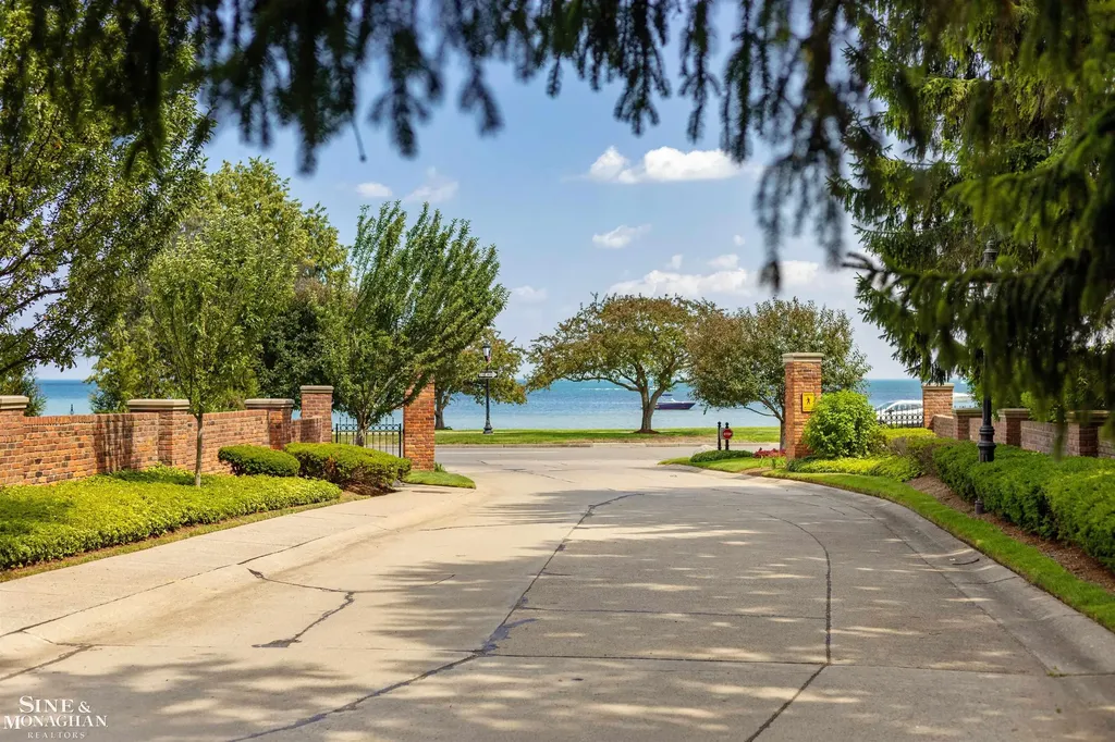 20 Windemere Place Grosse Pointe Farms City MI 48236