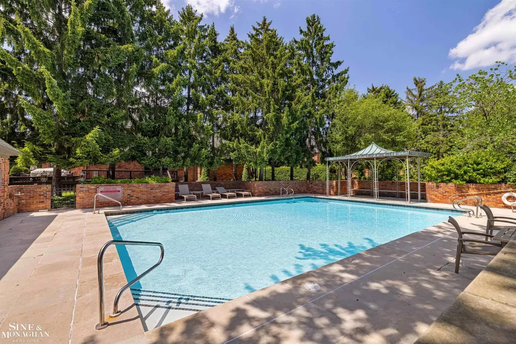 20 Windemere Place Grosse Pointe Farms City MI 48236