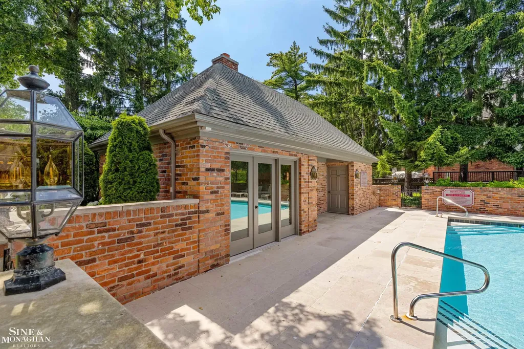 20 Windemere Place Grosse Pointe Farms City MI 48236