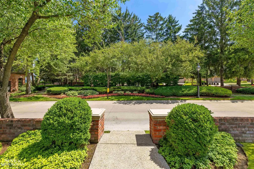 20 Windemere Place Grosse Pointe Farms City MI 48236