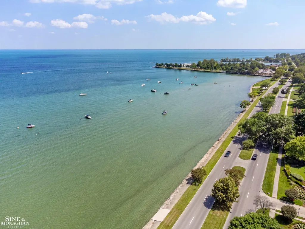 20 Windemere Place Grosse Pointe Farms City MI 48236