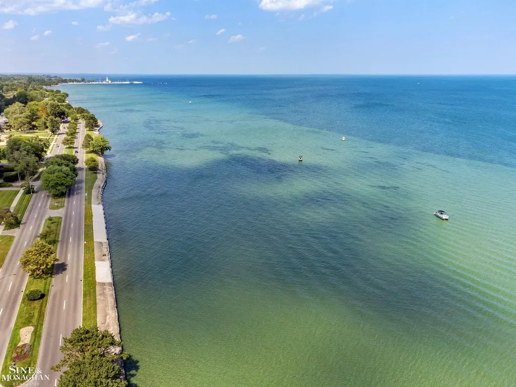 20 Windemere Place Grosse Pointe Farms City MI 48236