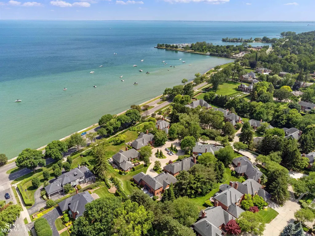 20 Windemere Place Grosse Pointe Farms City MI 48236