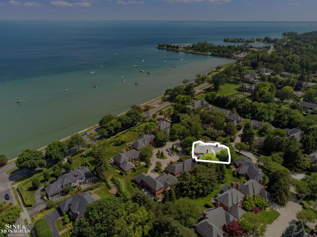 20 Windemere Place Grosse Pointe Farms City MI 48236