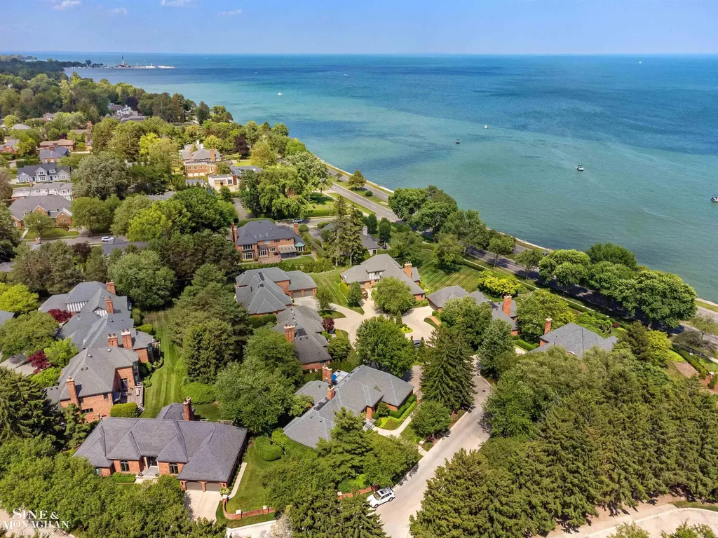 20 Windemere Place Grosse Pointe Farms City MI 48236